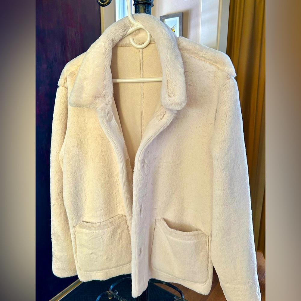 Women’s reversible luxury faux shearling jacket.